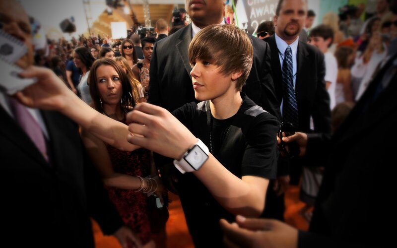 Justin Bieber signing autographs