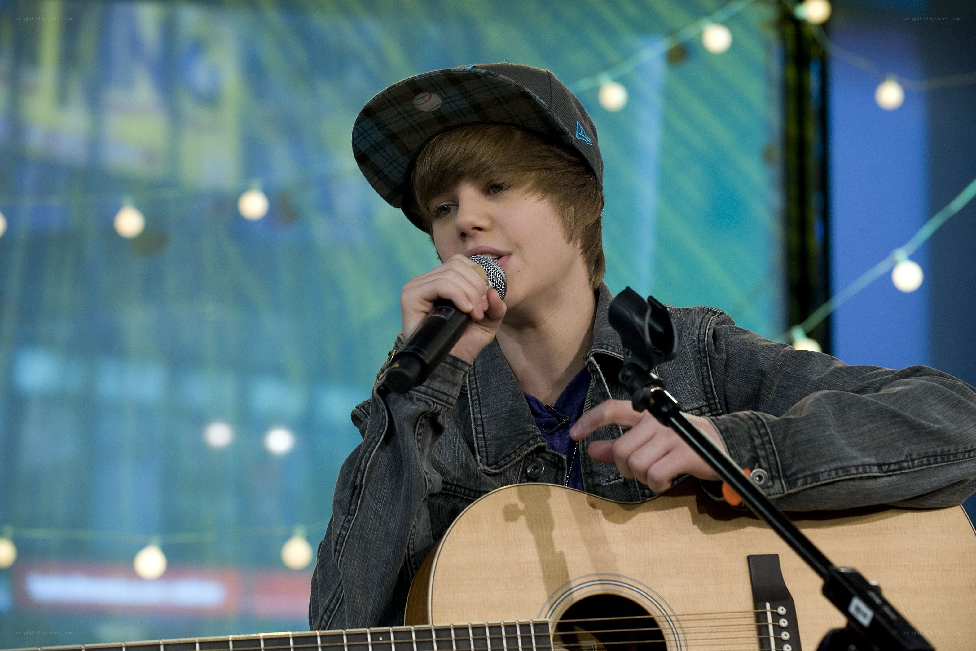 Justin Bieber singing with guitar