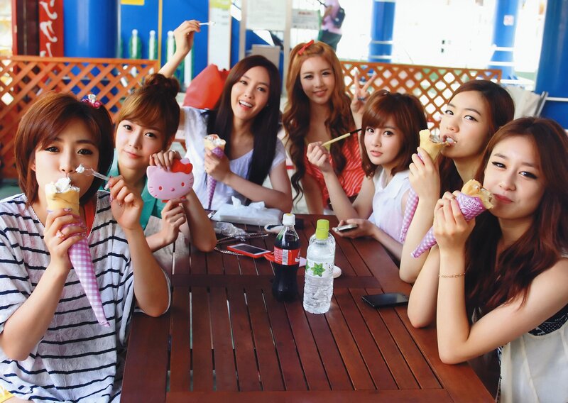 K-pop group eating ice cream