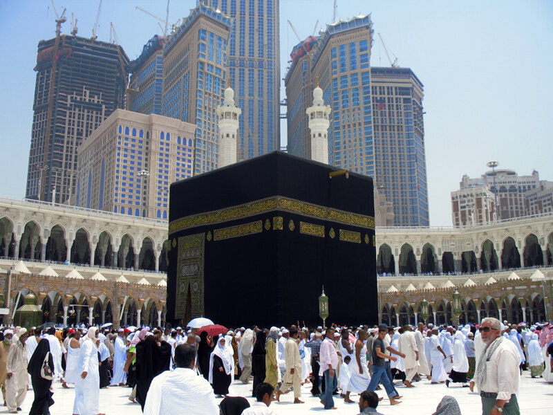 Kaaba in Mecca — Black, Crowded