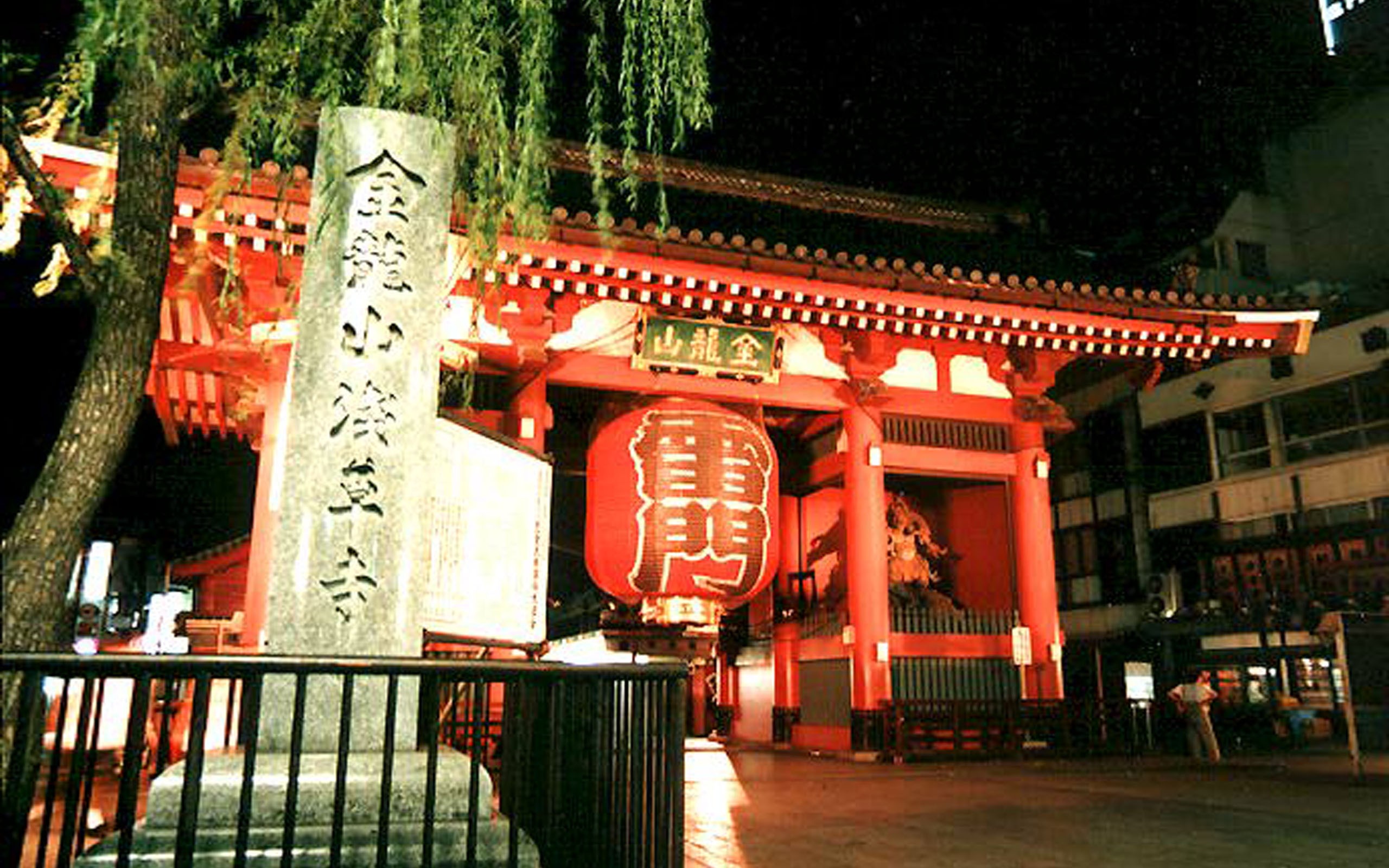 Kaminarimon gate at night