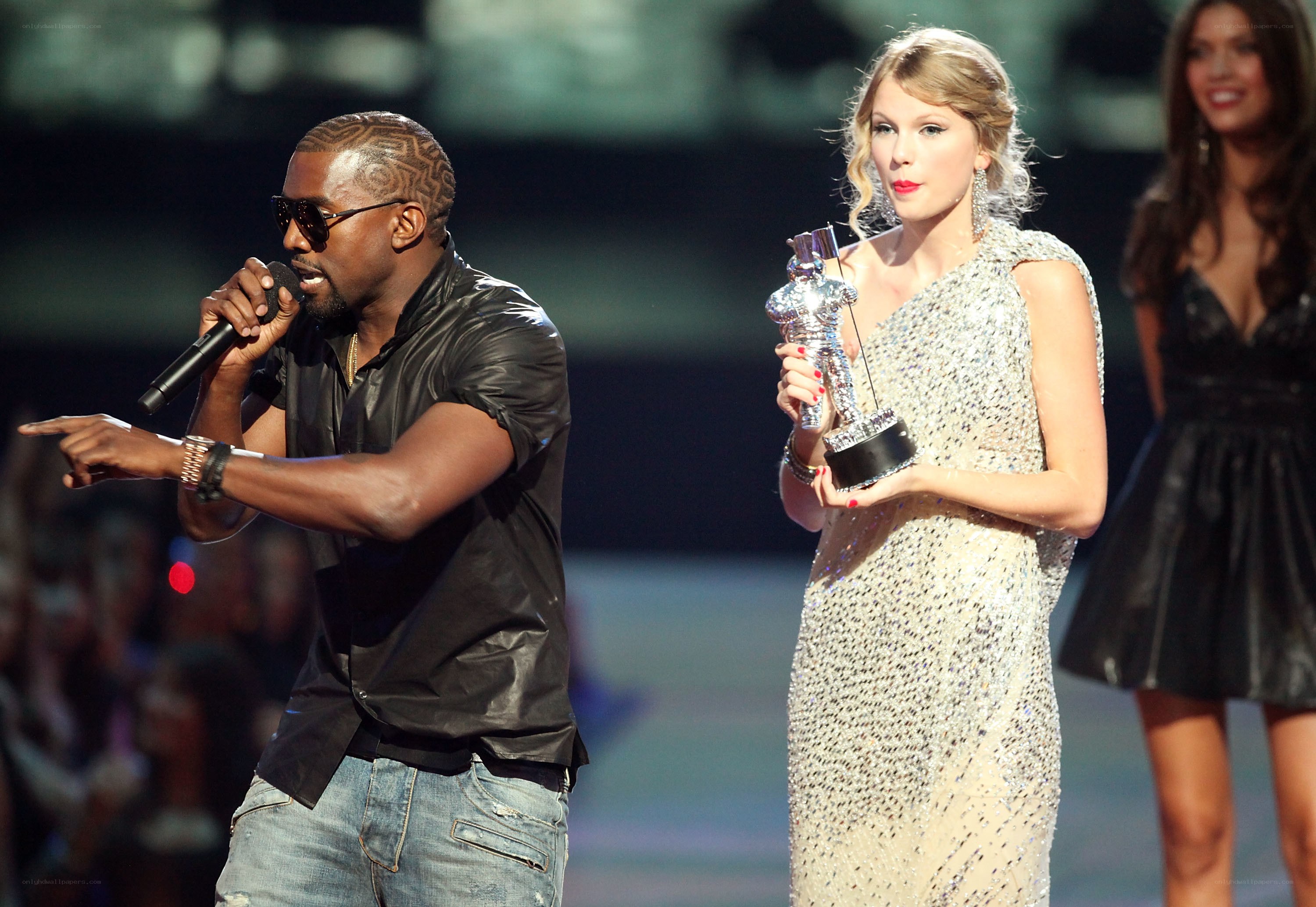 Kanye West interrupts Taylor Swift