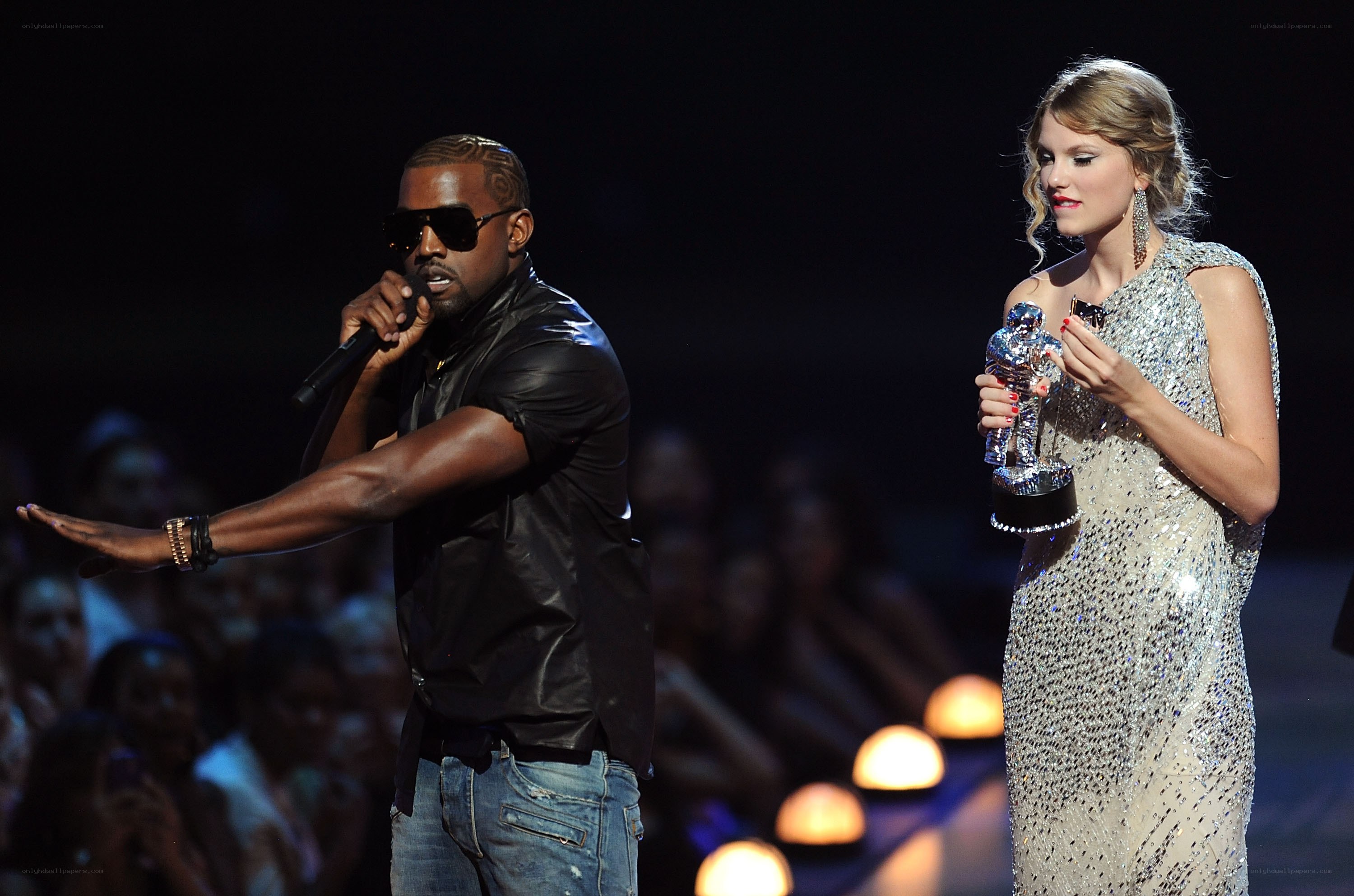 Kanye West interrupts Taylor Swift