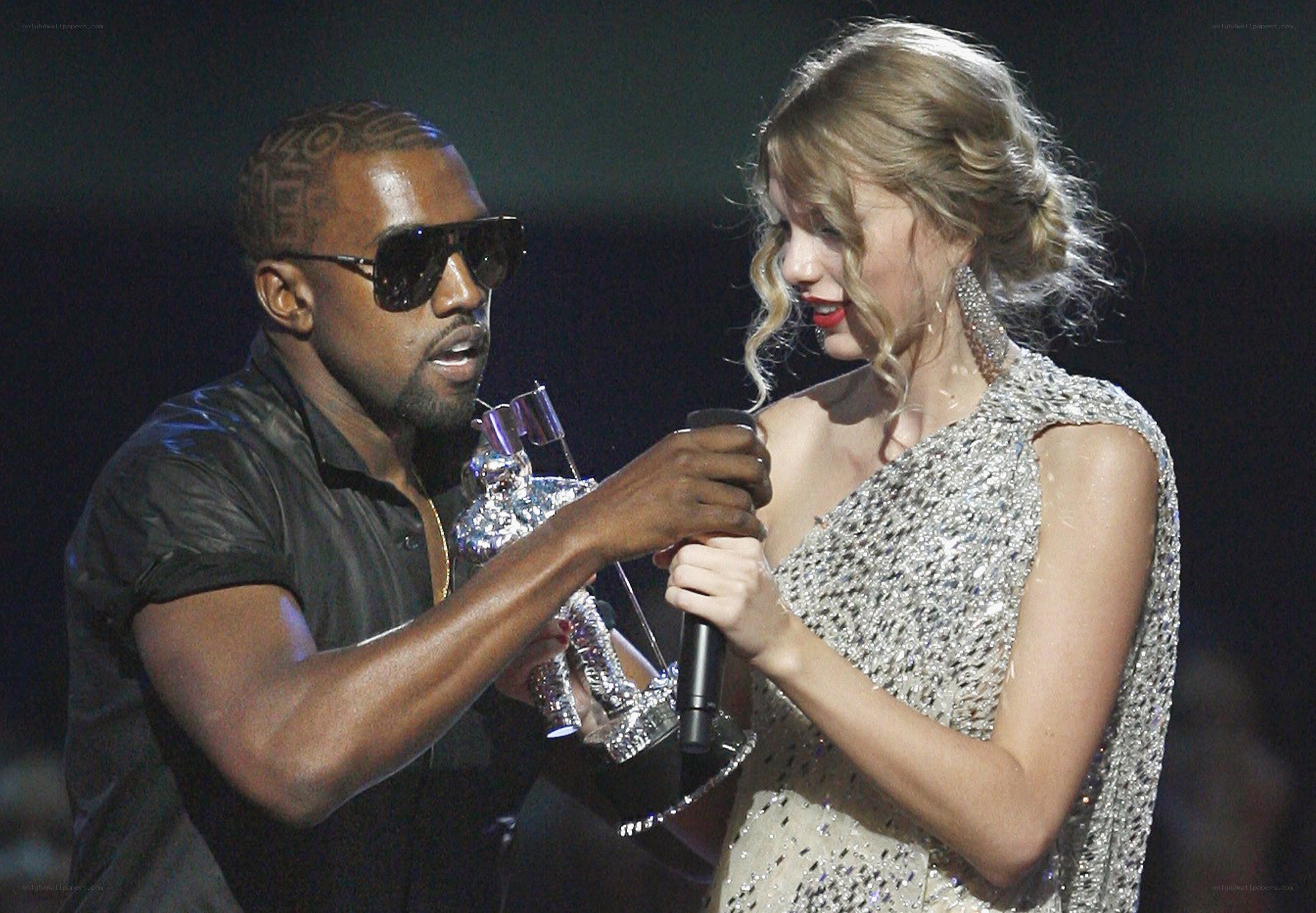 Kanye West interrupts Taylor Swift