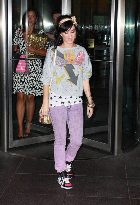 Katy Perry exits building