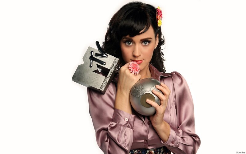 Katy Perry holding MTV award