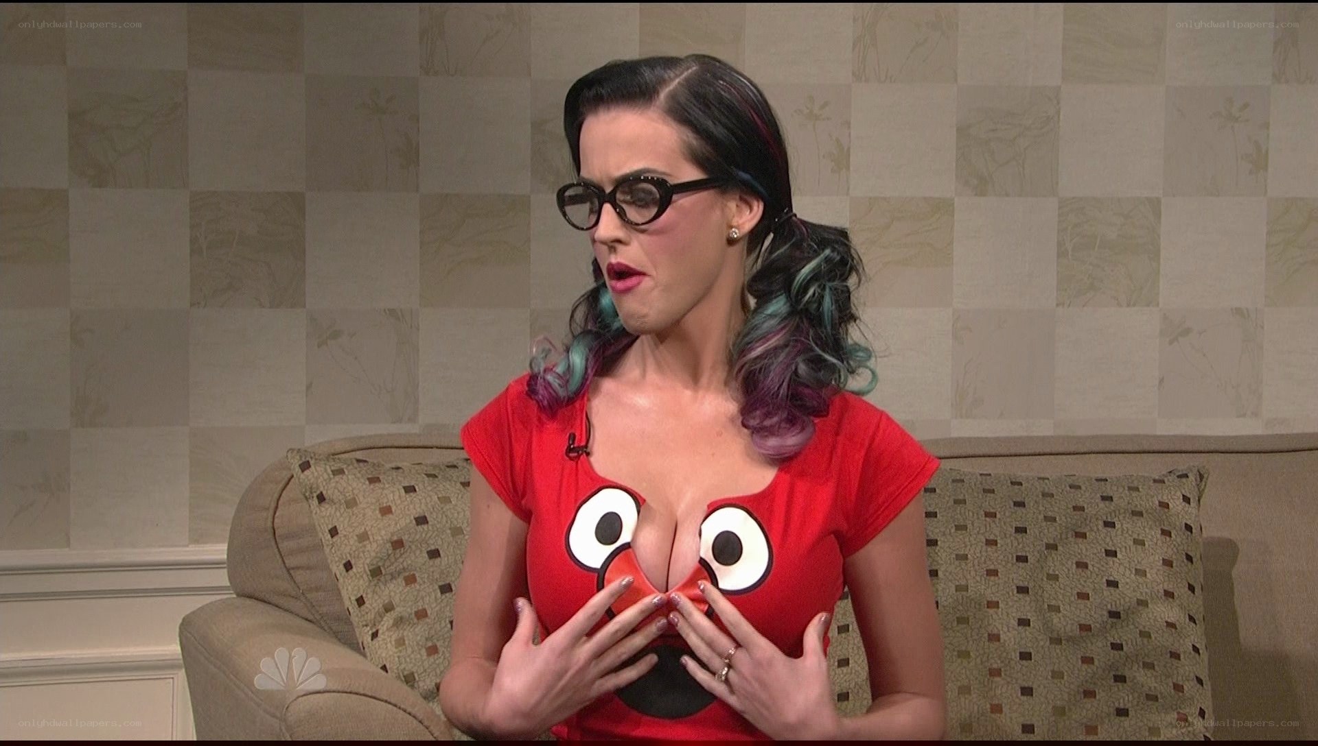 Katy Perry in Elmo shirt