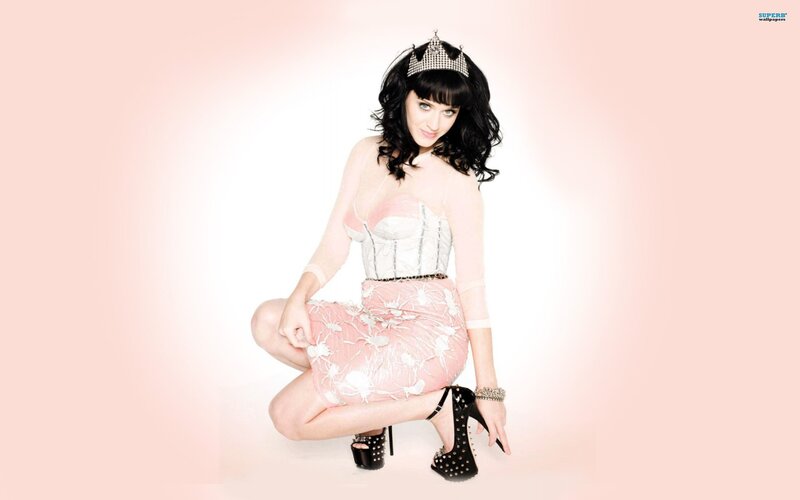 Katy Perry in pink dress