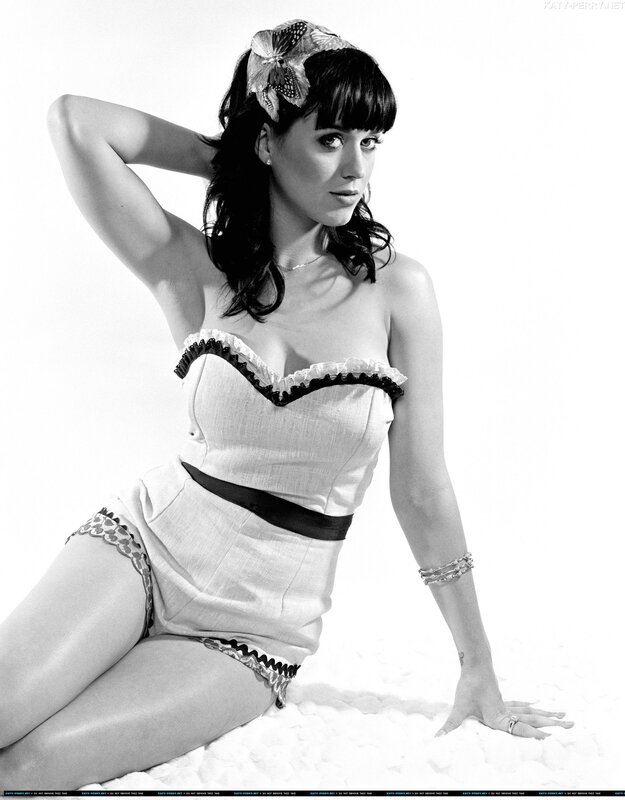 Katy Perry in vintage-style outfit