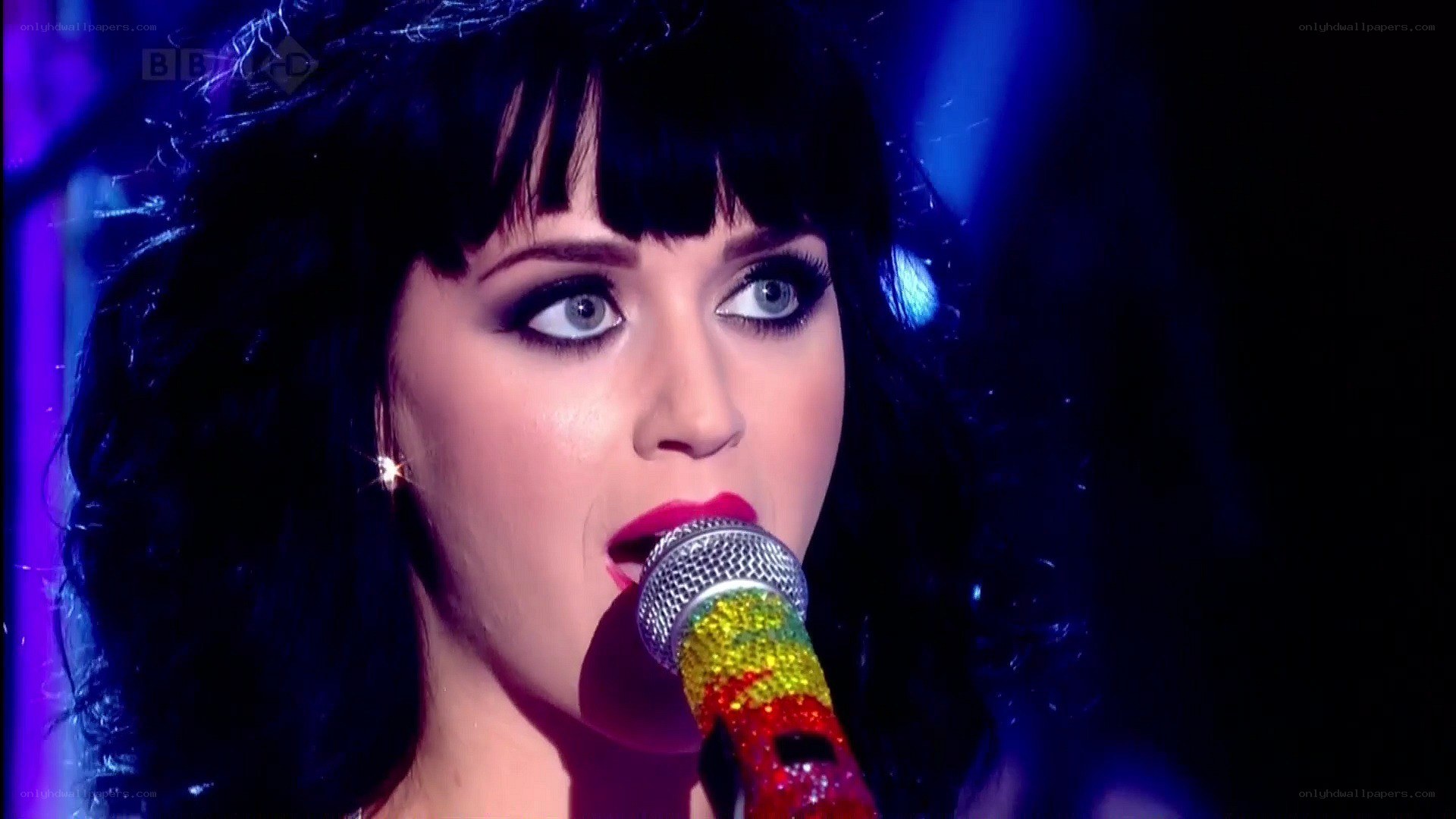 Katy Perry singing on stage