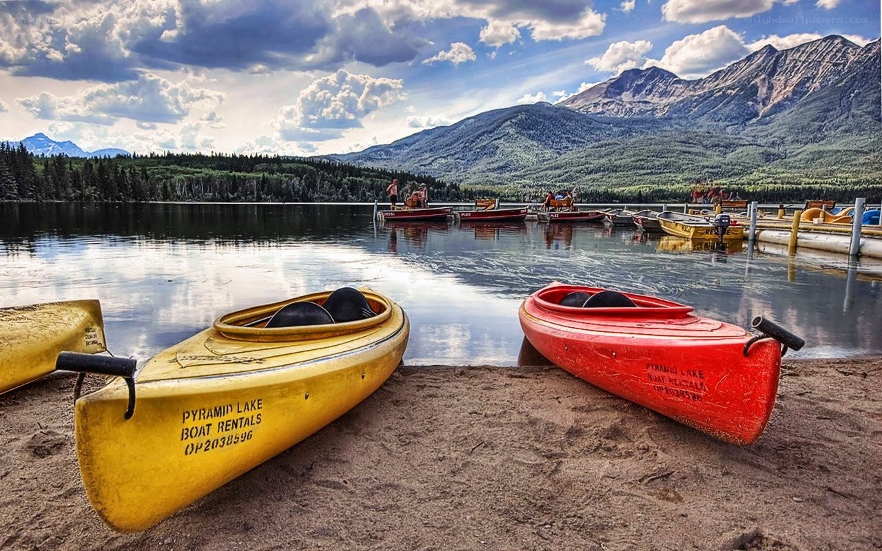 Kayaks at Pyramid Lake