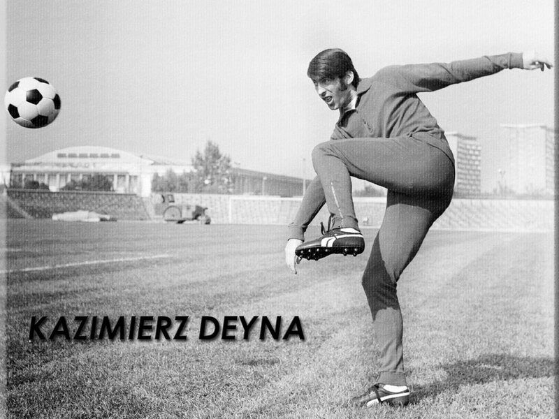 Kazimierz Deyna kicking ball