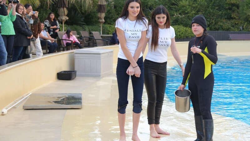 Kendall and Kylie at dolphin show