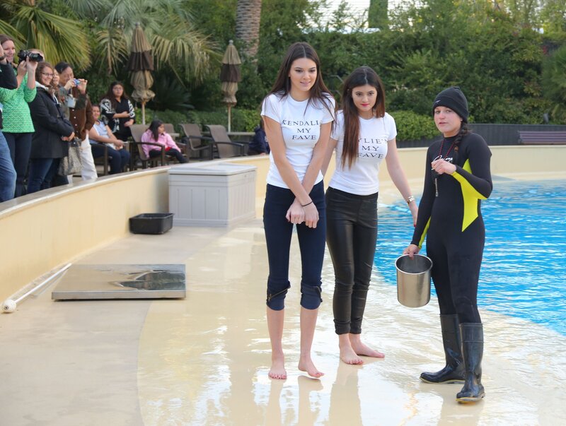 Kendall and Kylie at dolphin show