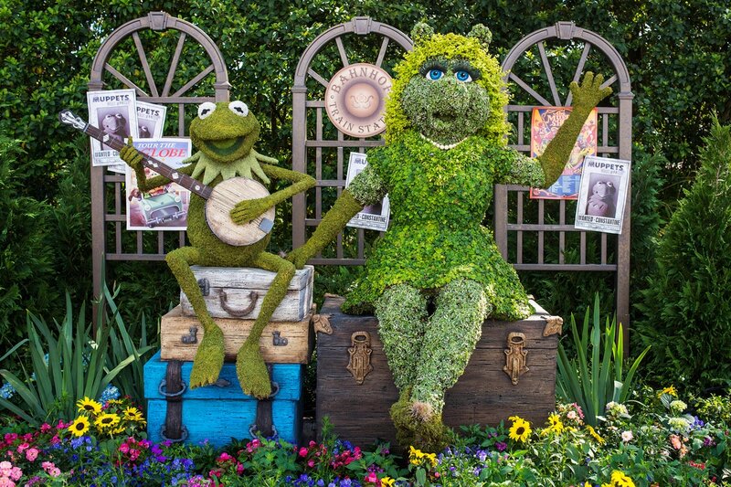 Kermit and Miss Piggy Topiaries