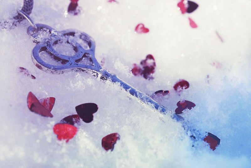 Key in Snow with Hearts — White