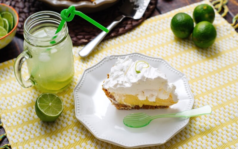 Key lime pie with drink