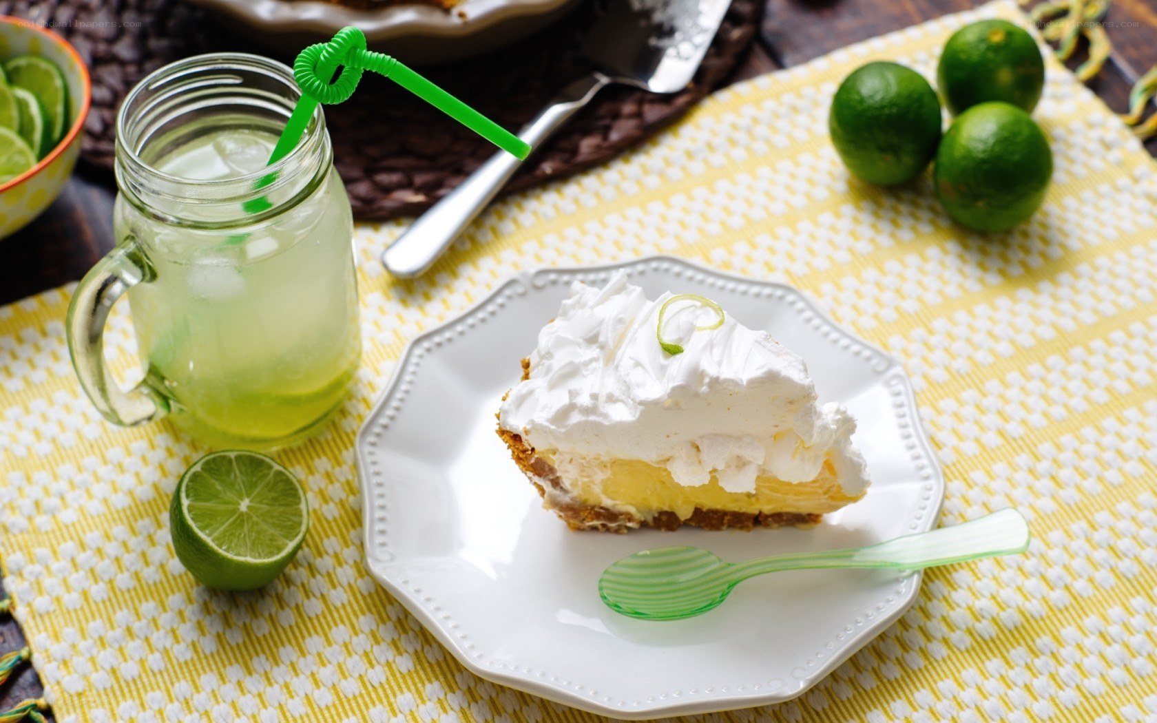 Key lime pie with drink