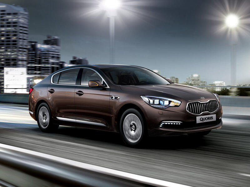 Kia Quoris in city at night