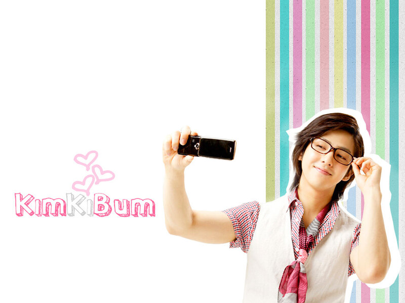 Kim Ki Bum taking a selfie