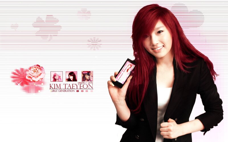 Kim Taeyeon holding phone