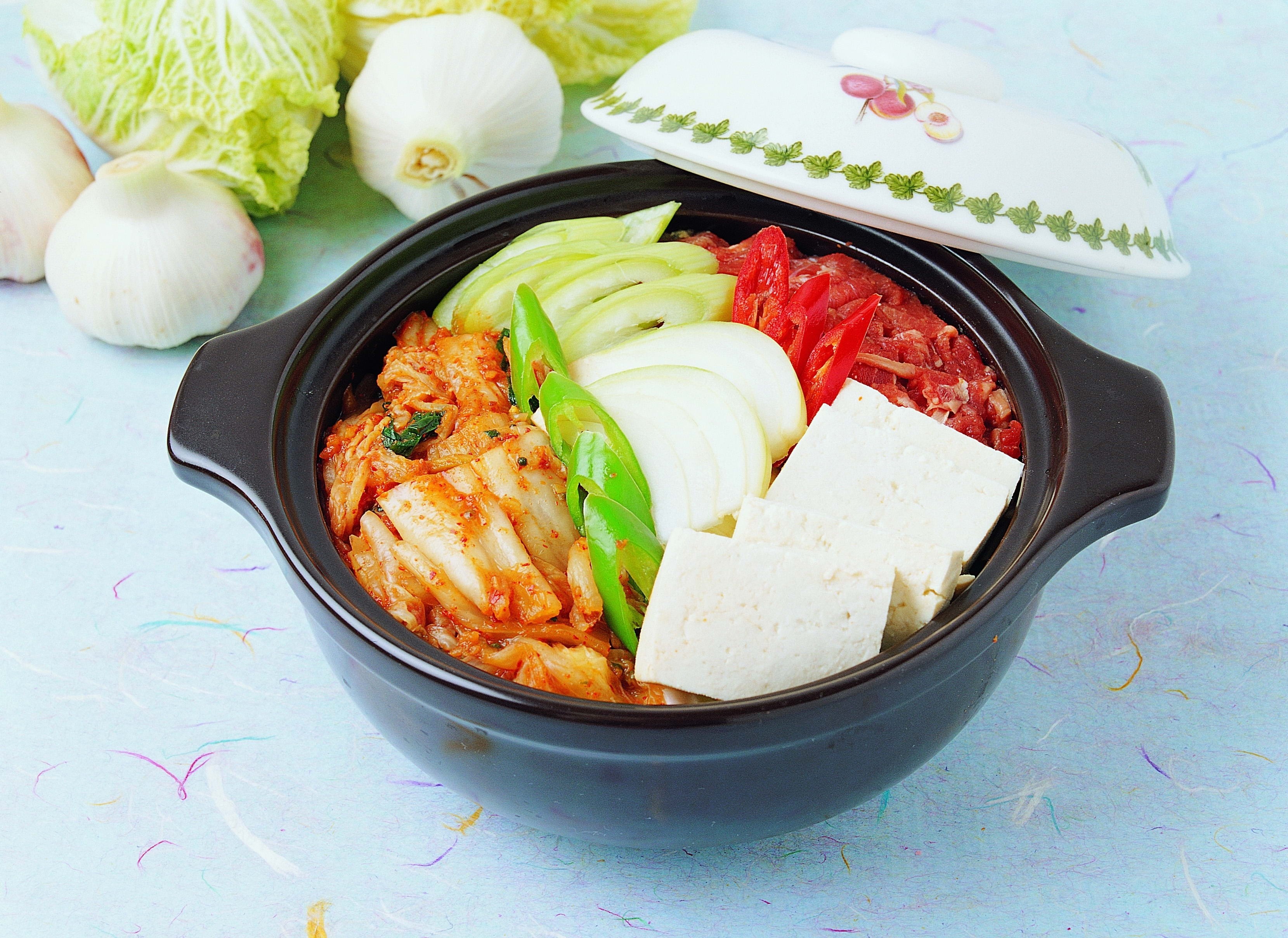 Kimchi stew in a clay pot