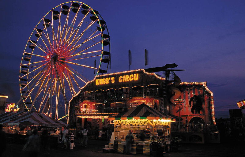King's Circus at night