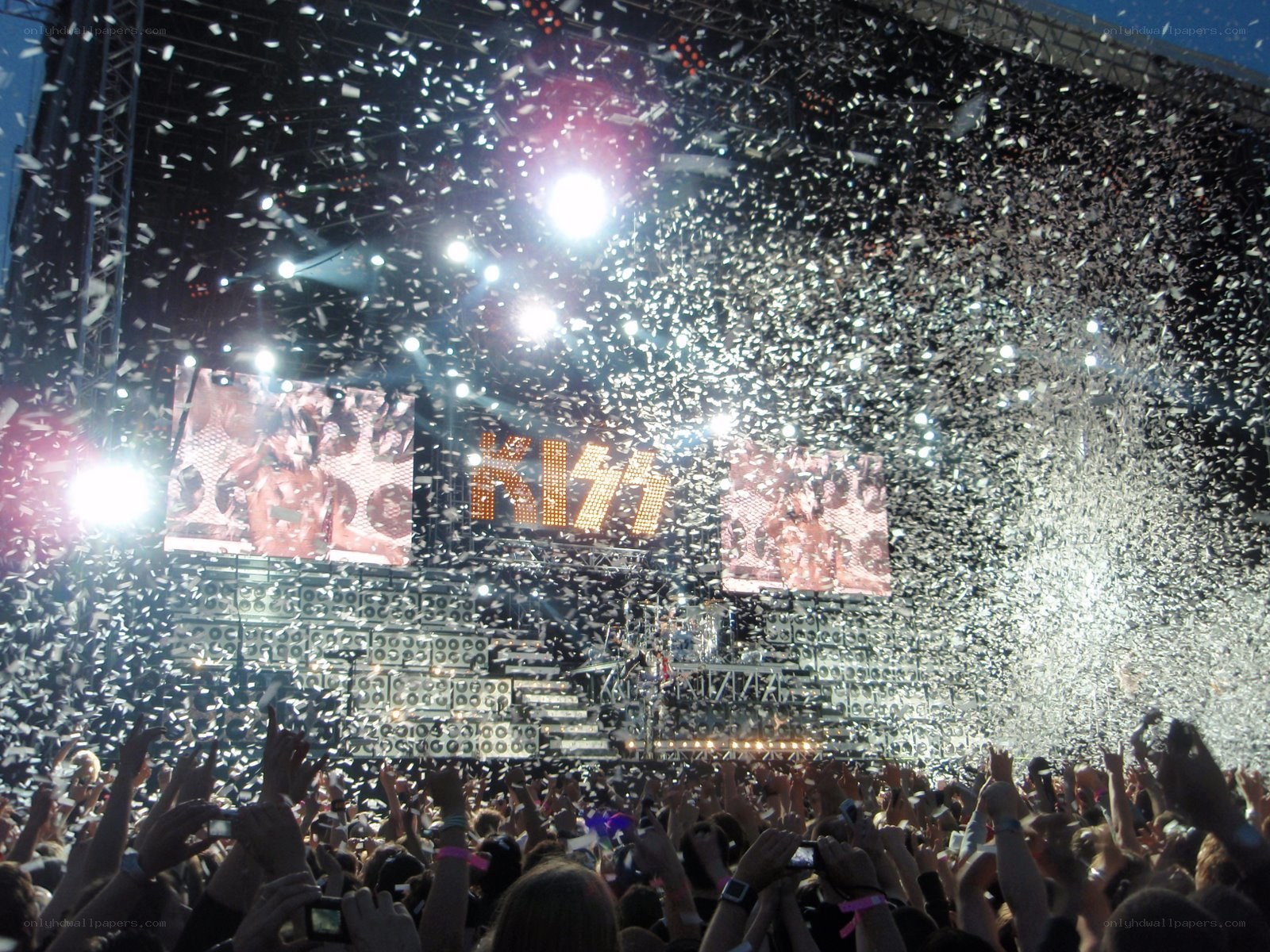 KISS concert with confetti