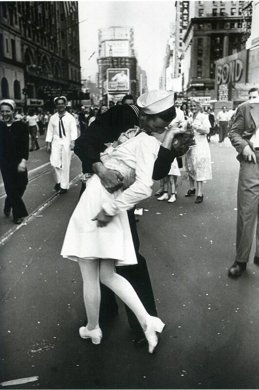 kiss in times square