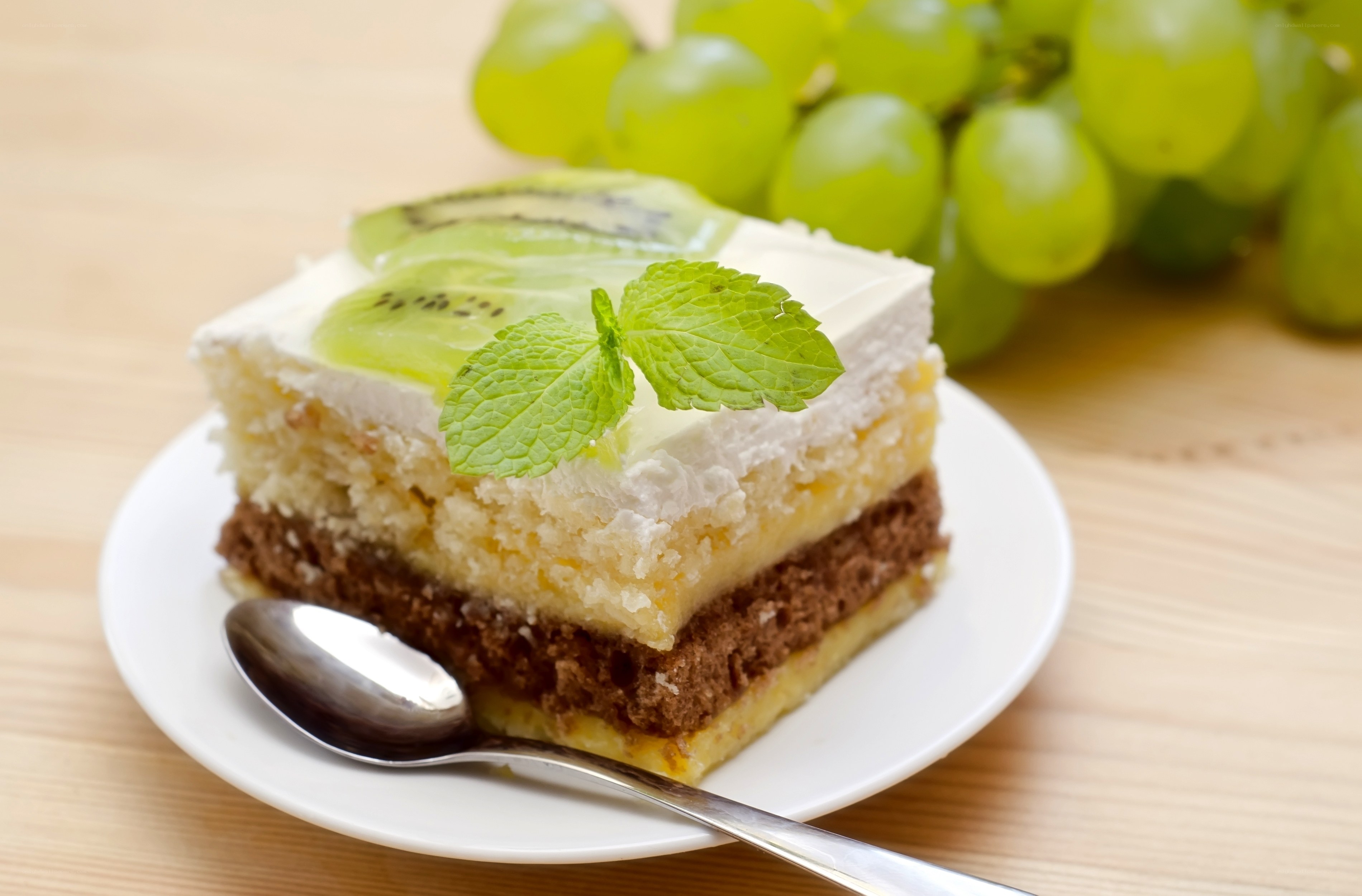kiwi cake slice with grapes