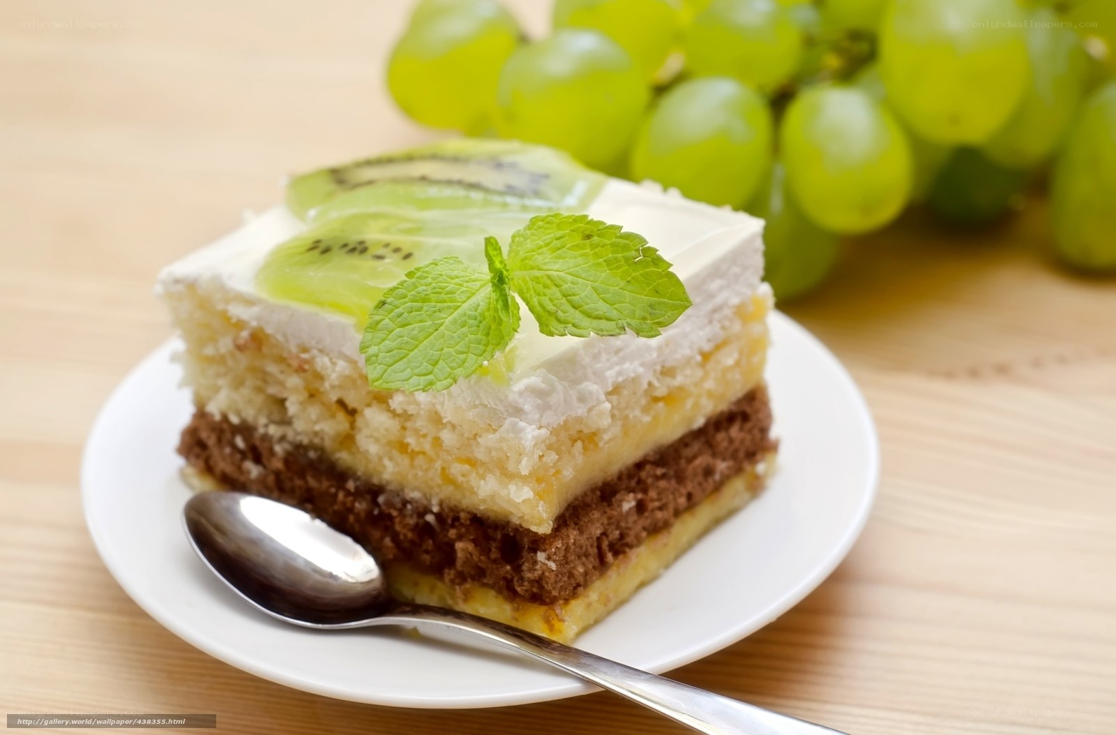kiwi cake with grapes