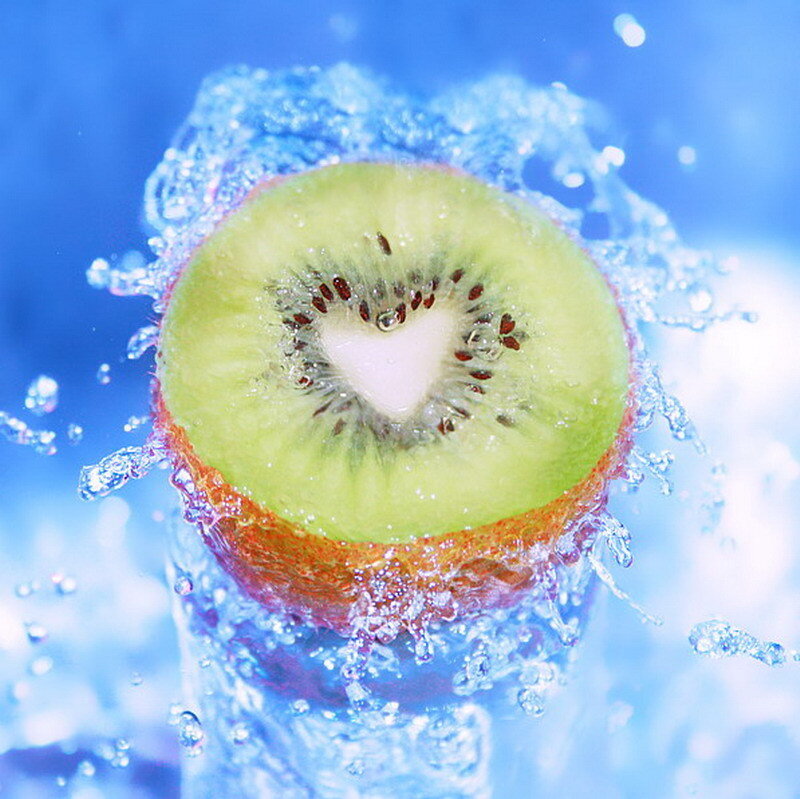 kiwi slice in water splash