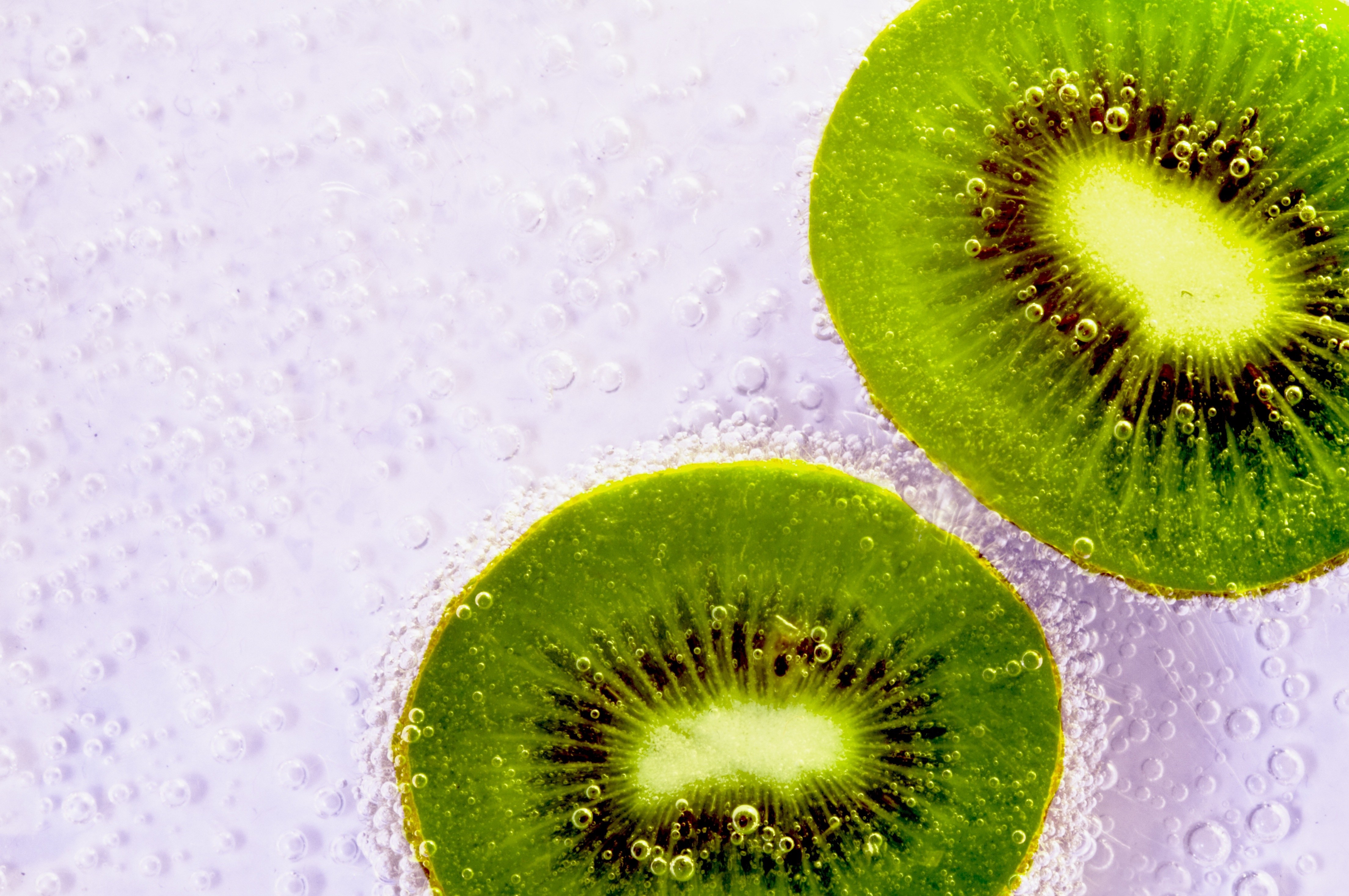 Kiwi slices in sparkling water