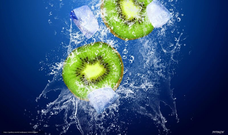 kiwi slices with ice in water