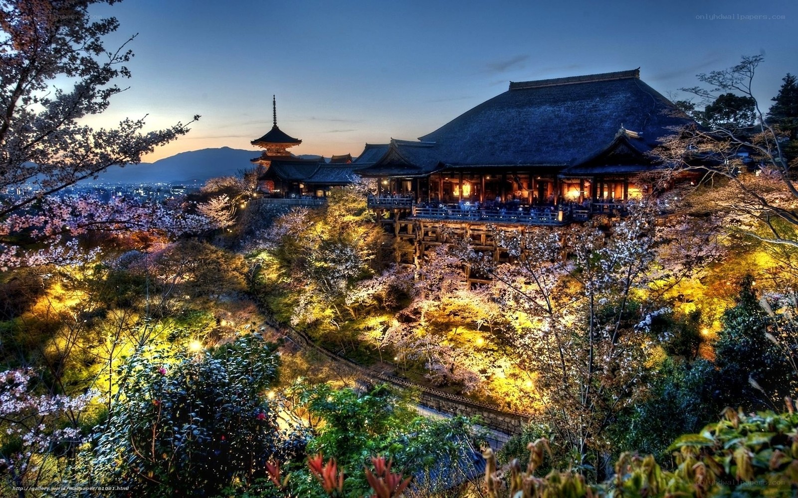 Kiyomizu-dera temple at dusk