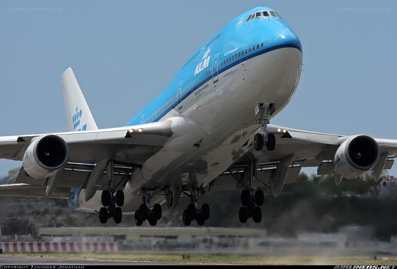 KLM Boeing 747 landing