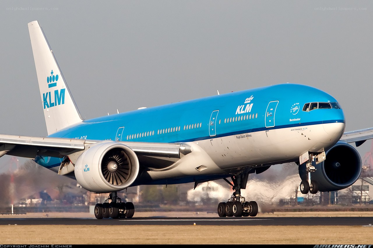 KLM Boeing 777 landing