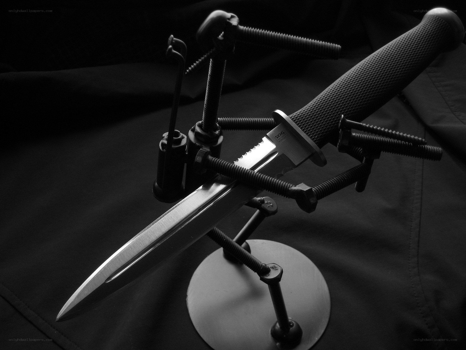 knife on display stand
