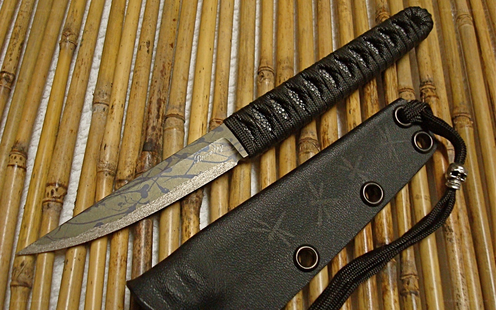 knife with paracord handle