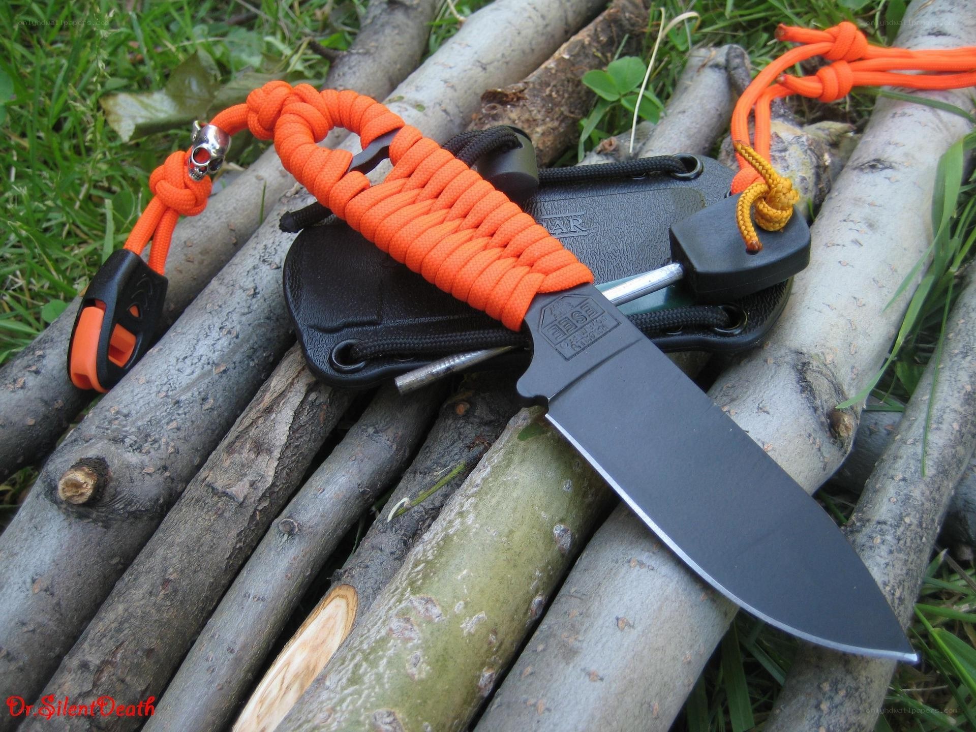 knife with paracord lanyard