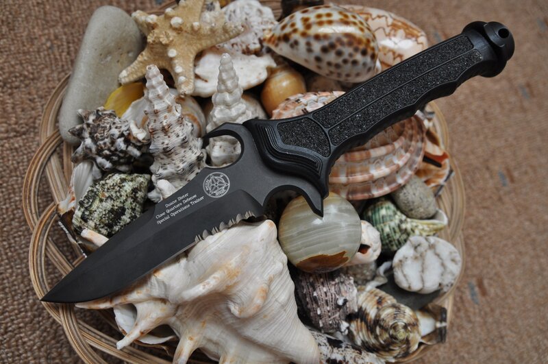 knife with seashells