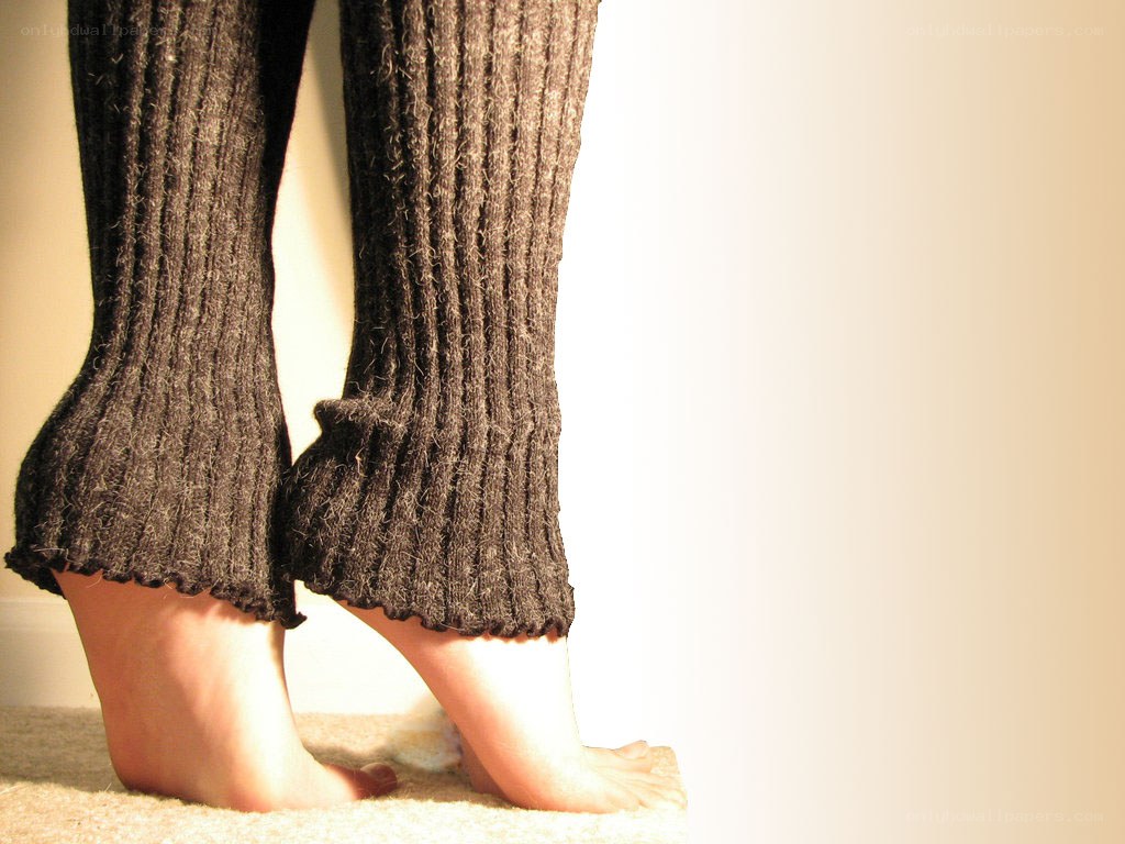 knit leg warmers on feet