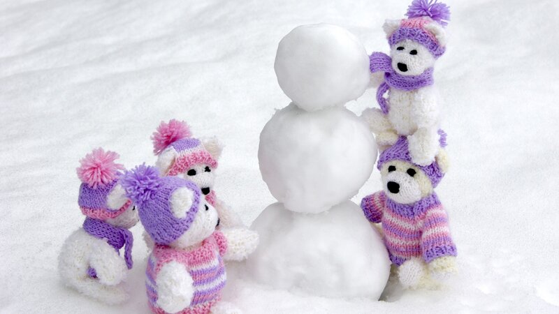 Knitted Bears with Snowman — White