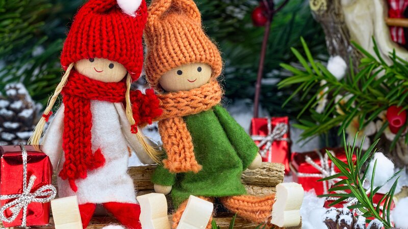 Knitted Dolls in Winter