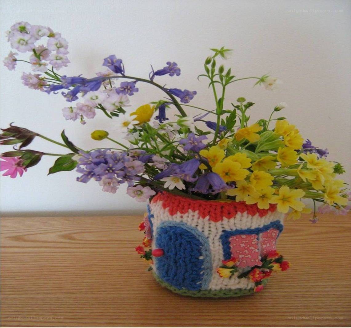 Knitted house vase with flowers