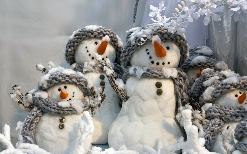 Knitted Snowmen Figures — White, Festive