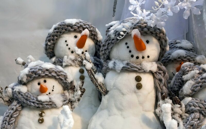 Knitted Snowmen Figures — White