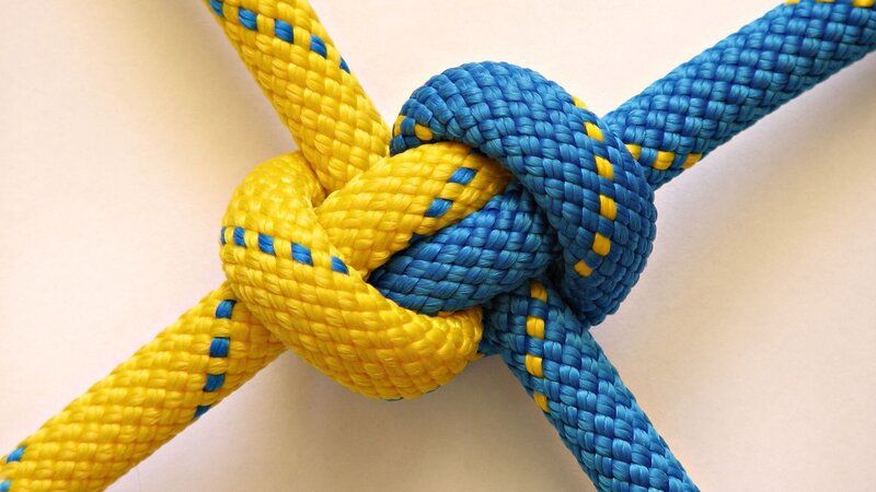 knot of yellow and blue ropes