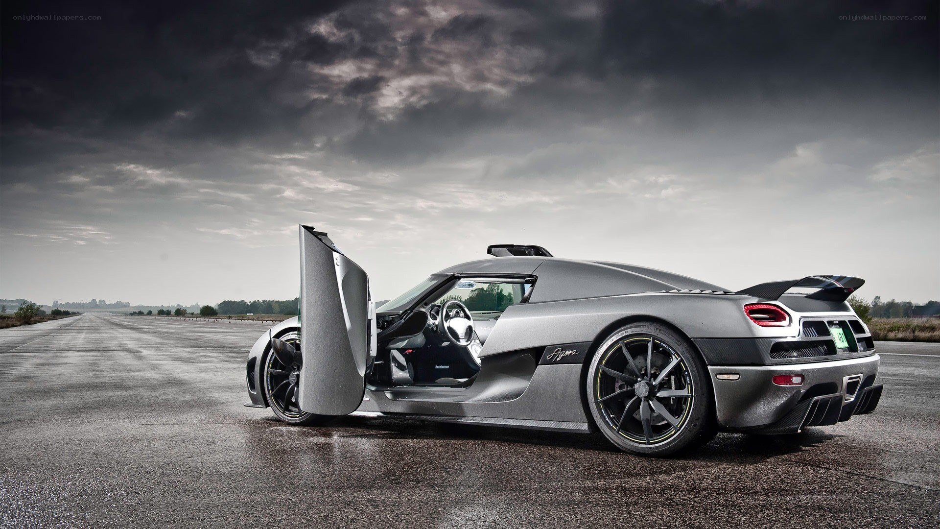 Koenigsegg Agera on runway