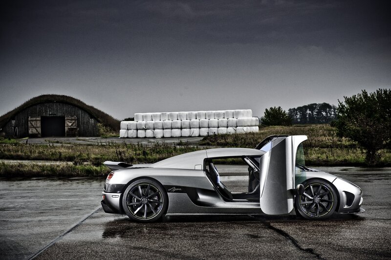 Koenigsegg Agera on wet pavement